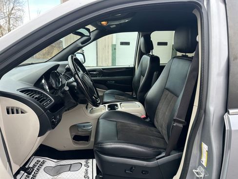 Certified 2019 Dodge Grand Caravan SXT FWD image 21