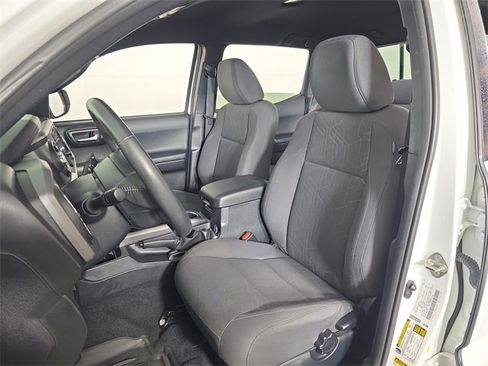 Used 2017 Toyota Tacoma TRD Sport image 18