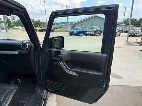 Used 2017 Jeep Wrangler Unlimited Rubicon image 44