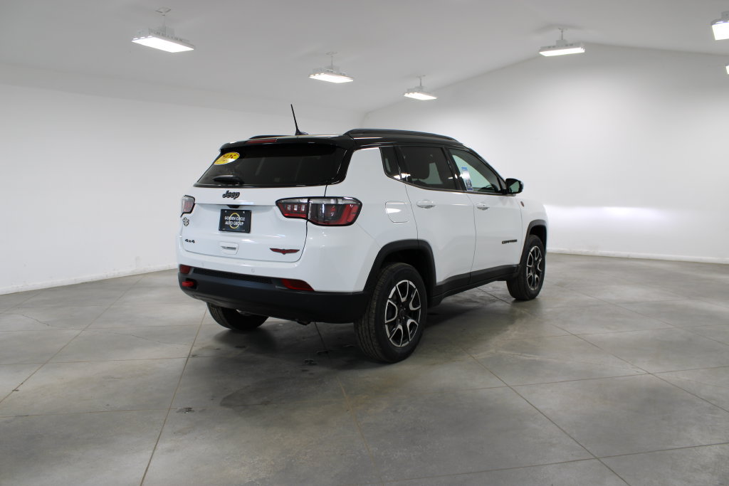 Used 2025 Jeep Compass Trailhawk AWD/4WD image 9