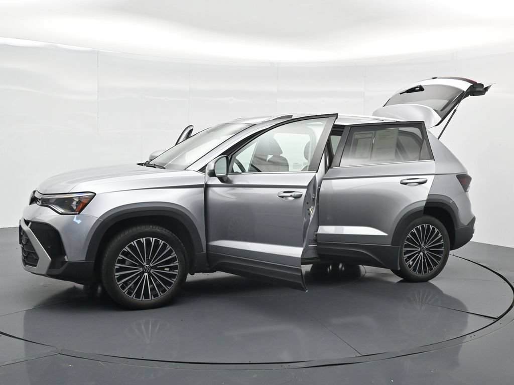 Used 2025 Volkswagen Taos SE FWD image 19