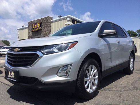 Used 2021 Chevrolet Equinox LS w/ LS Convenience Package AWD/4WD image 2