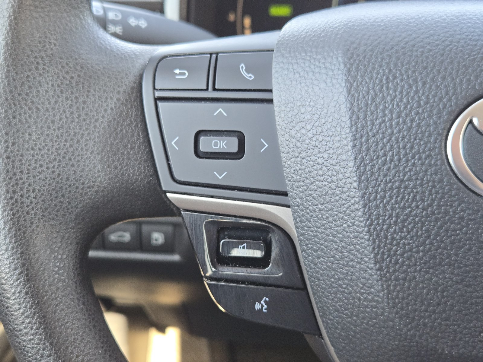Used 2025 Toyota Camry LE FWD image 30