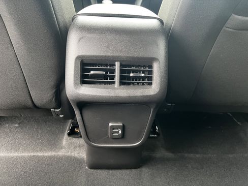 Used 2024 Chevrolet Equinox LT image 9