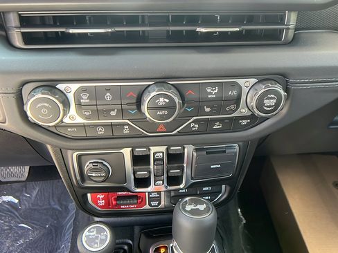 New 2025 Jeep Wrangler Unlimited Rubicon image 29