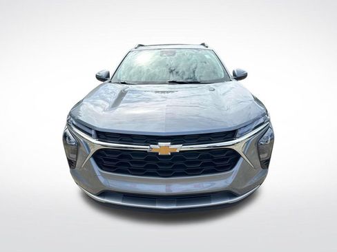 Used 2025 Chevrolet Trax LT w/ LT Convenience Package FWD image 2
