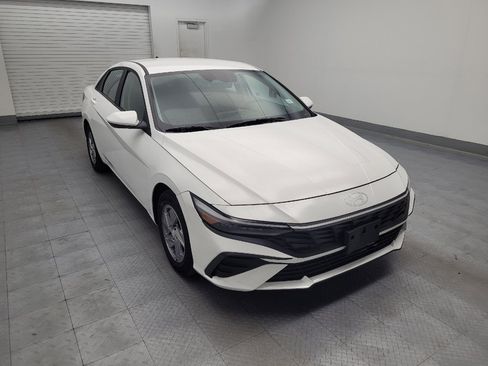 Used 2024 Hyundai Elantra SE FWD image 13