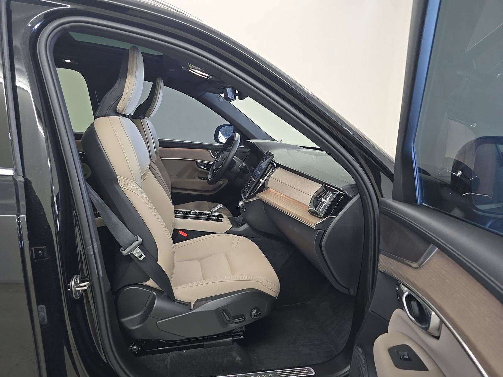 Used 2026 Volvo XC90 B5 Core w/ Protection Package Premier AWD/4WD image 14