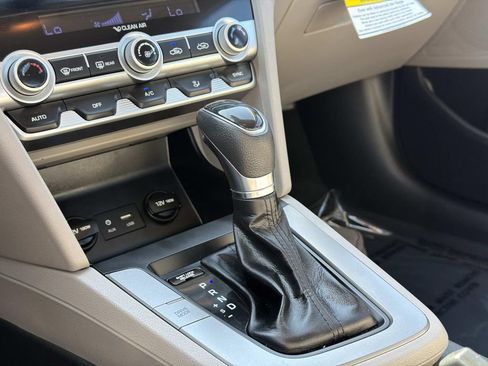 Used 2020 Hyundai Elantra SE FWD image 16