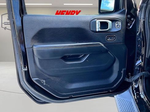 Used 2018 Jeep Wrangler Unlimited Sahara AWD/4WD image 21