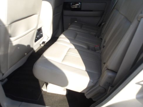 Used 2017 Lincoln Navigator Select image 17