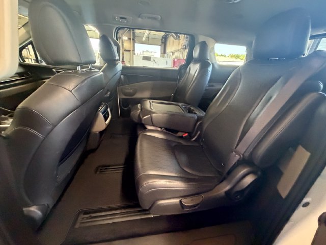 Used 2025 Kia Carnival FWD image 21