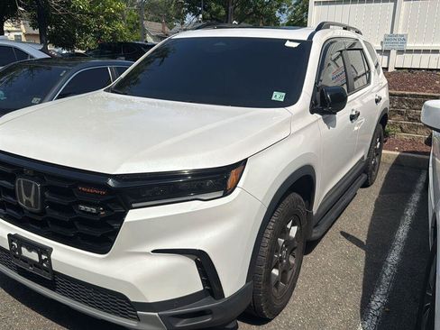 Used 2023 Honda Pilot TrailSport image 1