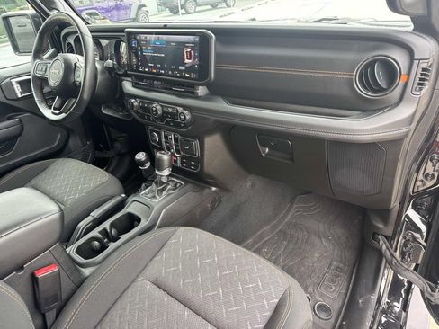 Used 2024 Jeep Gladiator Mojave w/ Convenience Group AWD/4WD image 10