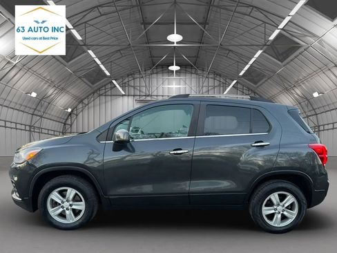 Used 2017 Chevrolet Trax LT w/ LT Convenience Package image 2