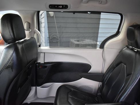 Used 2022 Chrysler Pacifica Touring-L FWD image 39