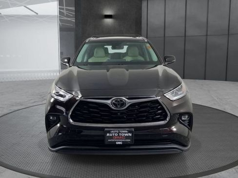 Used 2021 Toyota Highlander Limited FWD image 2