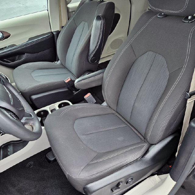 Used 2022 Chrysler Voyager LX FWD image 11