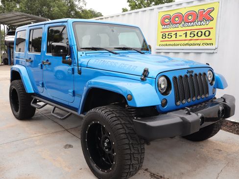 Used 2015 Jeep Wrangler Unlimited Sahara AWD/4WD image 3