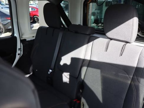 Used 2024 Jeep Wrangler Unlimited Sahara AWD/4WD image 15