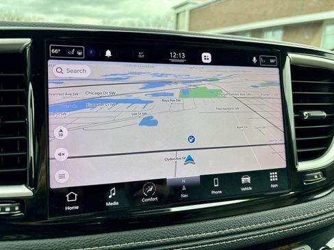 Used 2021 Chrysler Pacifica Touring-L image 4