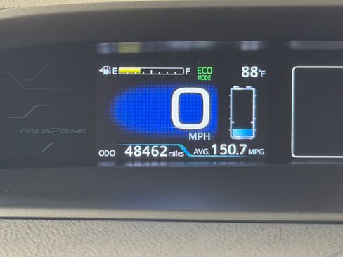 Used 2018 Toyota Prius Prime Premium w/ Preferred Accessory Package FWD image 24