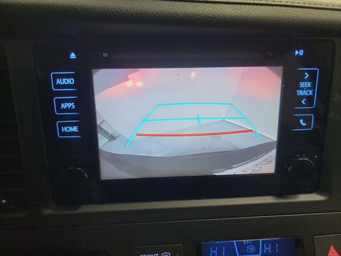 Used 2015 Toyota Sienna SE Premium image 23