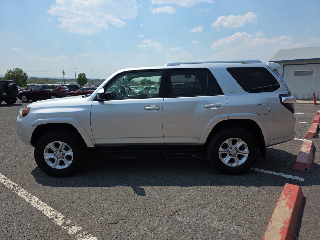 Used 2017 Toyota 4Runner SR5 AWD/4WD image 4
