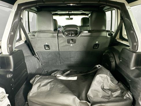 Used 2021 Jeep Wrangler Unlimited Sahara image 34