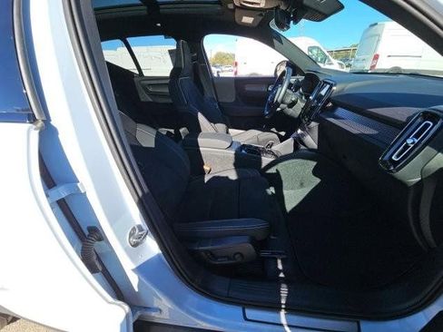 Used 2025 Volvo XC40 B5 Plus image 6