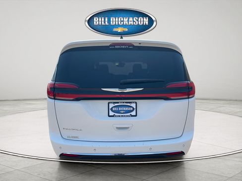 Used 2024 Chrysler Pacifica Touring-L FWD image 6