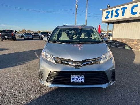 Used 2020 Toyota Sienna LE image 2