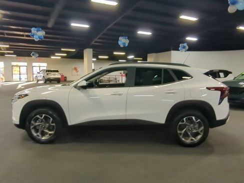 Used 2025 Chevrolet Trax LT w/ LT Convenience Package image 7