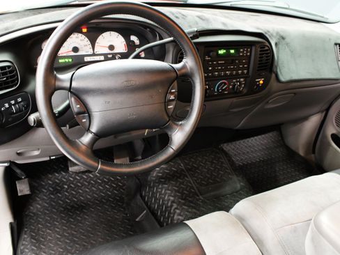 Used 1999 Ford F150 Lightning RWD image 2