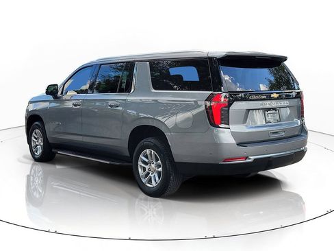 Used 2026 Chevrolet Suburban LT RWD image 4