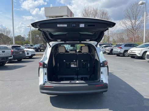Used 2023 Toyota Sienna XLE image 7