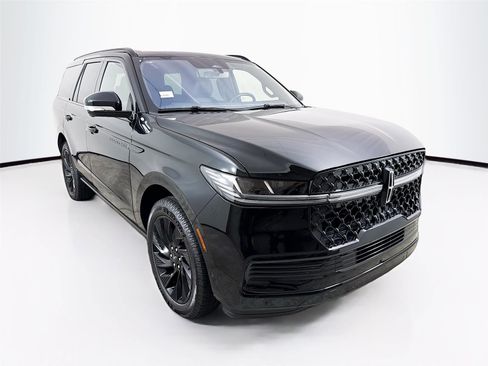 Used 2025 Lincoln Navigator Reserve w/ Jet Appearance Package image 1