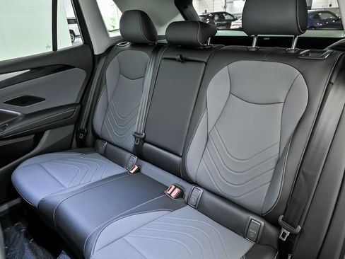 Certified 2025 Volkswagen Tiguan SE w/ Panoramic Sunroof Package AWD/4WD image 9