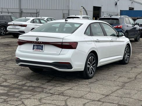 Certified 2025 Volkswagen Jetta SE w/ Sunroof Package image 4
