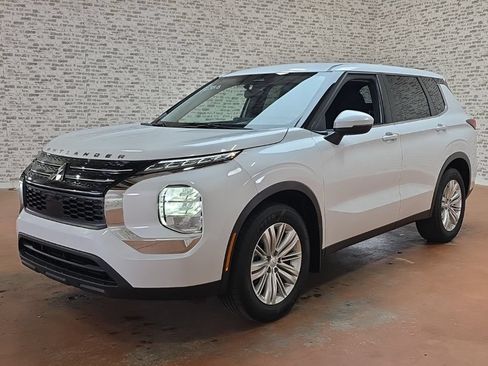 Used 2023 Mitsubishi Outlander ES FWD image 3