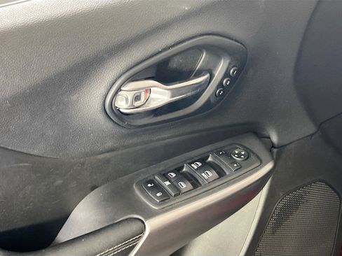 Used 2019 Jeep Cherokee Limited image 18