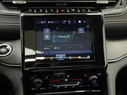 Used 2023 Jeep Grand Cherokee Laredo w/ Luxury Tech Group I AWD/4WD image 32