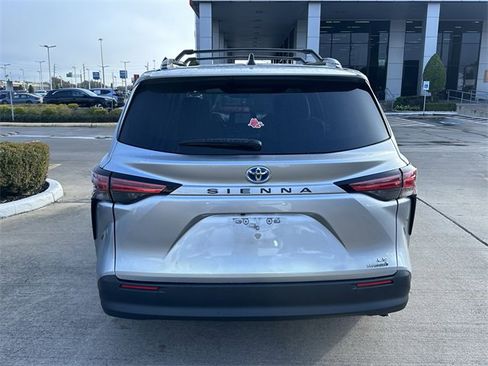Used 2022 Toyota Sienna LE image 6