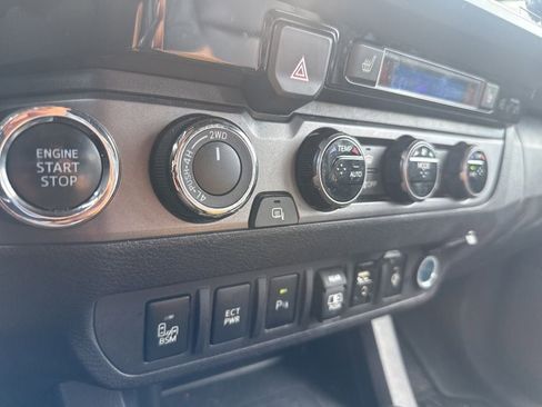 Used 2018 Toyota Tacoma TRD Sport AWD/4WD image 12