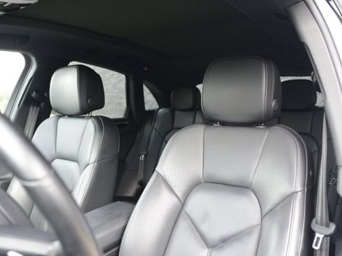 Certified 2022 Porsche Macan S AWD/4WD image 16