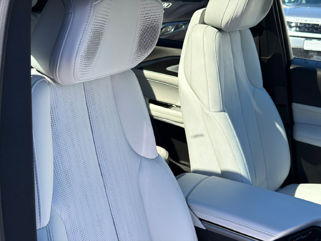 Used 2024 Cadillac Lyriq Luxury AWD/4WD image 11