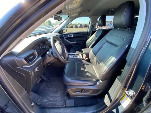 Used 2022 Ford Explorer XLT w/ Equipment Group 202A AWD/4WD image 10