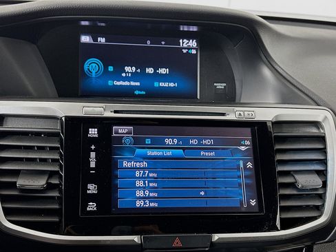 Used 2017 Honda Accord Touring image 19