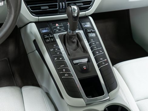 Certified 2021 Porsche Macan AWD/4WD image 23