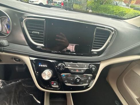 Used 2023 Chrysler Pacifica Touring-L FWD image 14